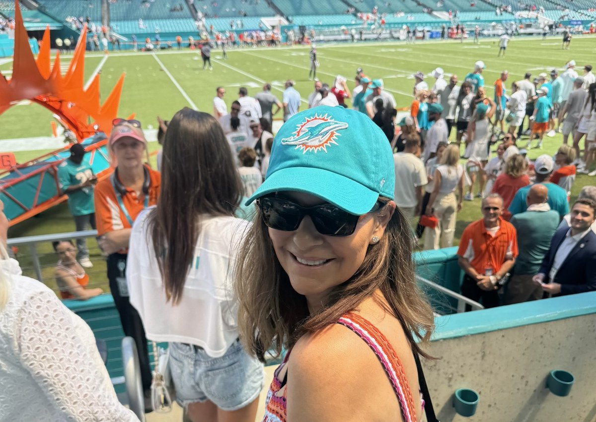 87ed's tweet image. Spent Week 2 in the Sunshine State!!! @LisaMcCaffrey6 and I took a trip down to Miami FLA to see Coach @notoriousmax25 and the ⁦@MiamiDolphins⁩ live while watching the ⁦@49ers⁩ and @CMC_22  on the iPad. Tailgate was off the charts. #TheBigYear 🏈☀️🌴