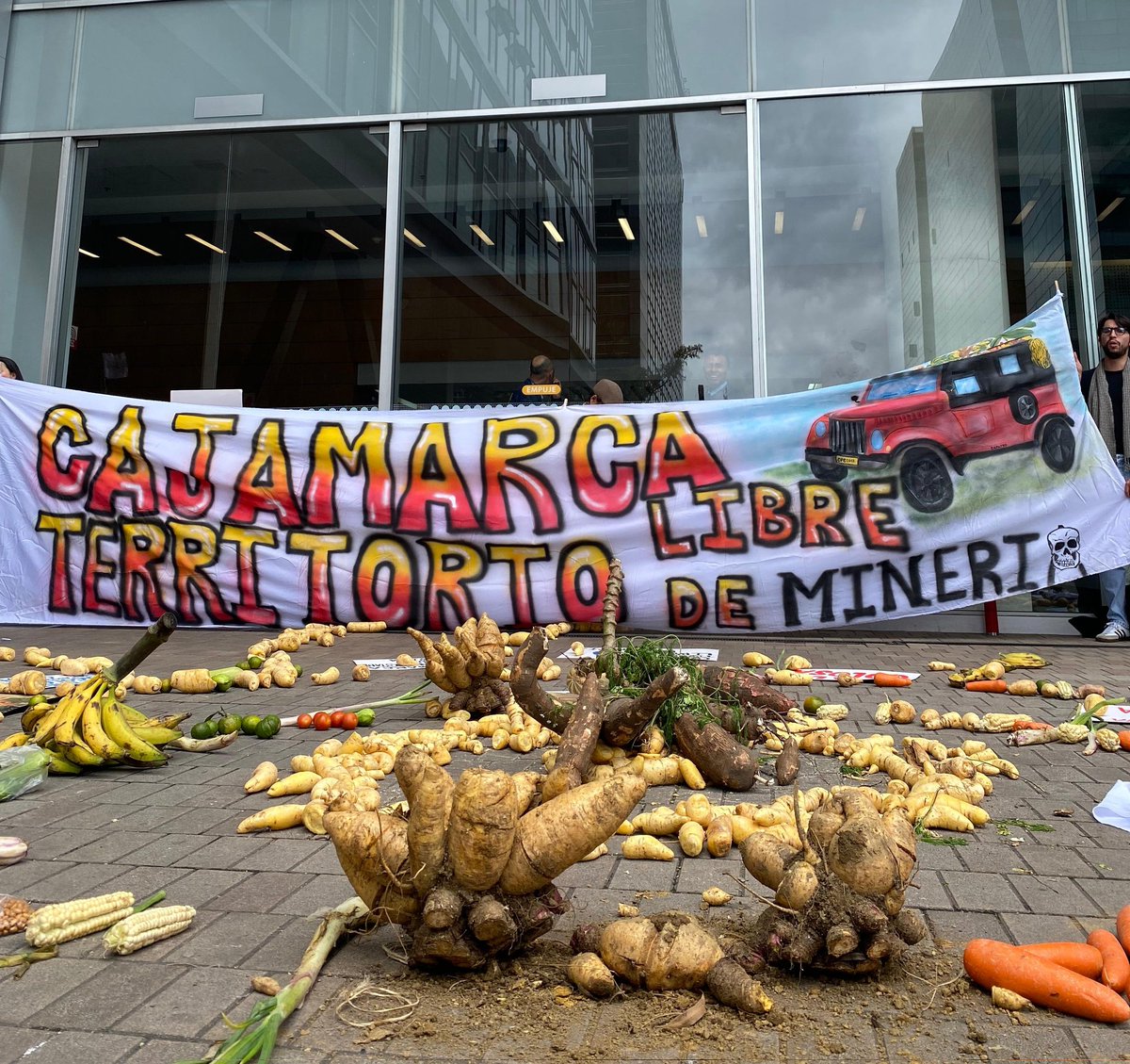 #Hoy Plantón pacífico y popular frente a la Agencia Nacional de Minería ✊🏼 ¡La consulta se respeta!
Hace 7 años Cajamarca dijo NO a la minería 🗳️⛏️ y sí a la vida y a la comida 🍅🥔.
#LaConsultaSeRespeta #CajamarcaLibreDeMinería #SíALaVida #NoALaMinería #DefendamosLaConsulta 
🧵
