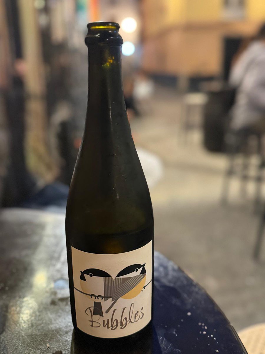 Más de 400 referencias, muchas propuestas de vinos a copas y seis grifos, constituyen la espectacular oferta de Gorrión Wine Bar (Cádiz), a modo de taberna popular, liderado por el sumiller Jonatán Cantero.