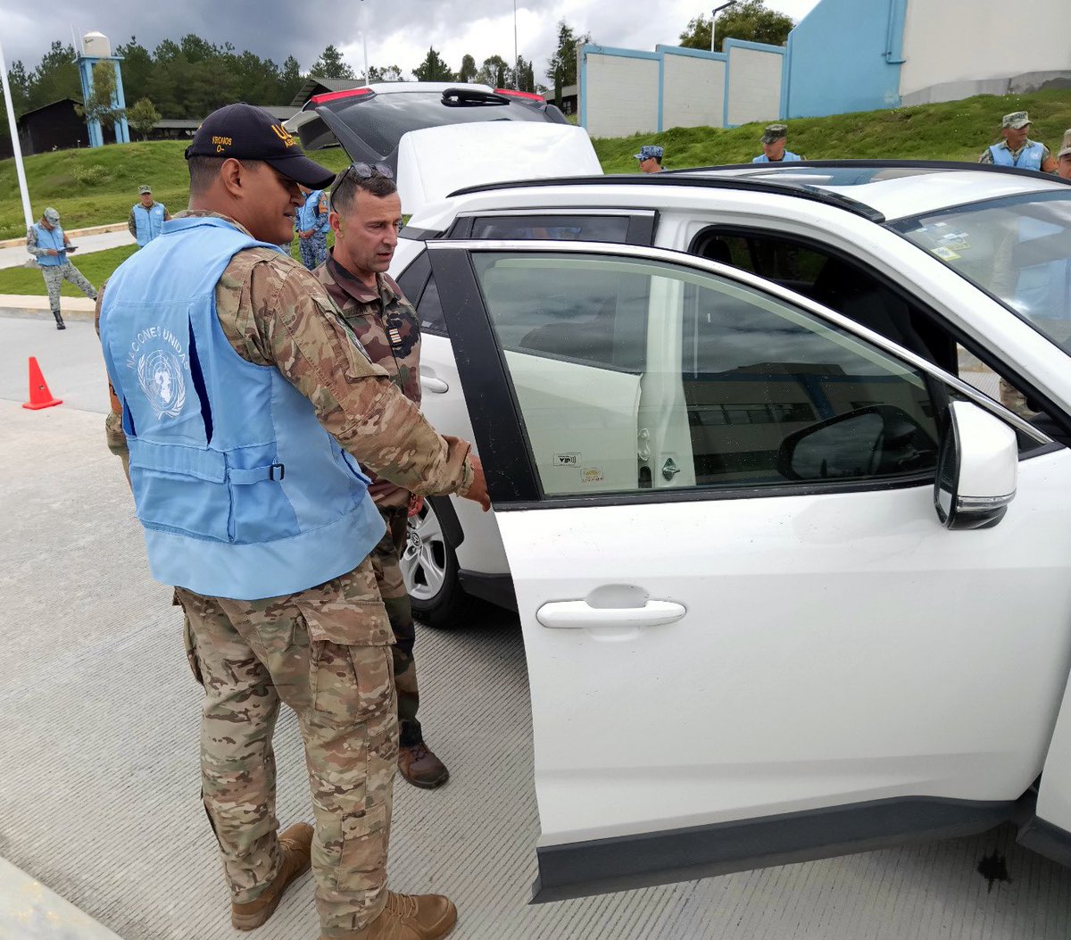 aeronavalpanama's tweet photo. También el mayor Karlos Espino y cap. Dorindo Santos, finalizaron Curso de Francés Técnico en Operaciones de Paz con Enfoque de Género en el Centro de Entrenamiento Conjunto de Operaciones de Paz de México (#CECOPAM).
Fueron recibidos por el Dir. Nac. de Docencia Luis Rodríguez. https://t.co/wwoZ8Sm2Yo