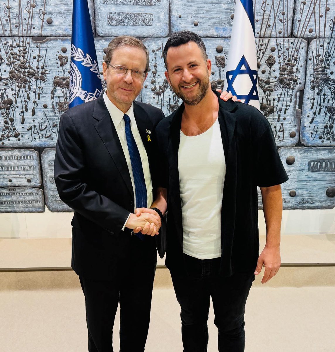 בתמונה אדם בלי ביצה ולצידו אדם בלי 2 ביצים