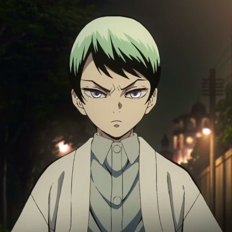 — observa a su entorno en silencio, juzga la situación —