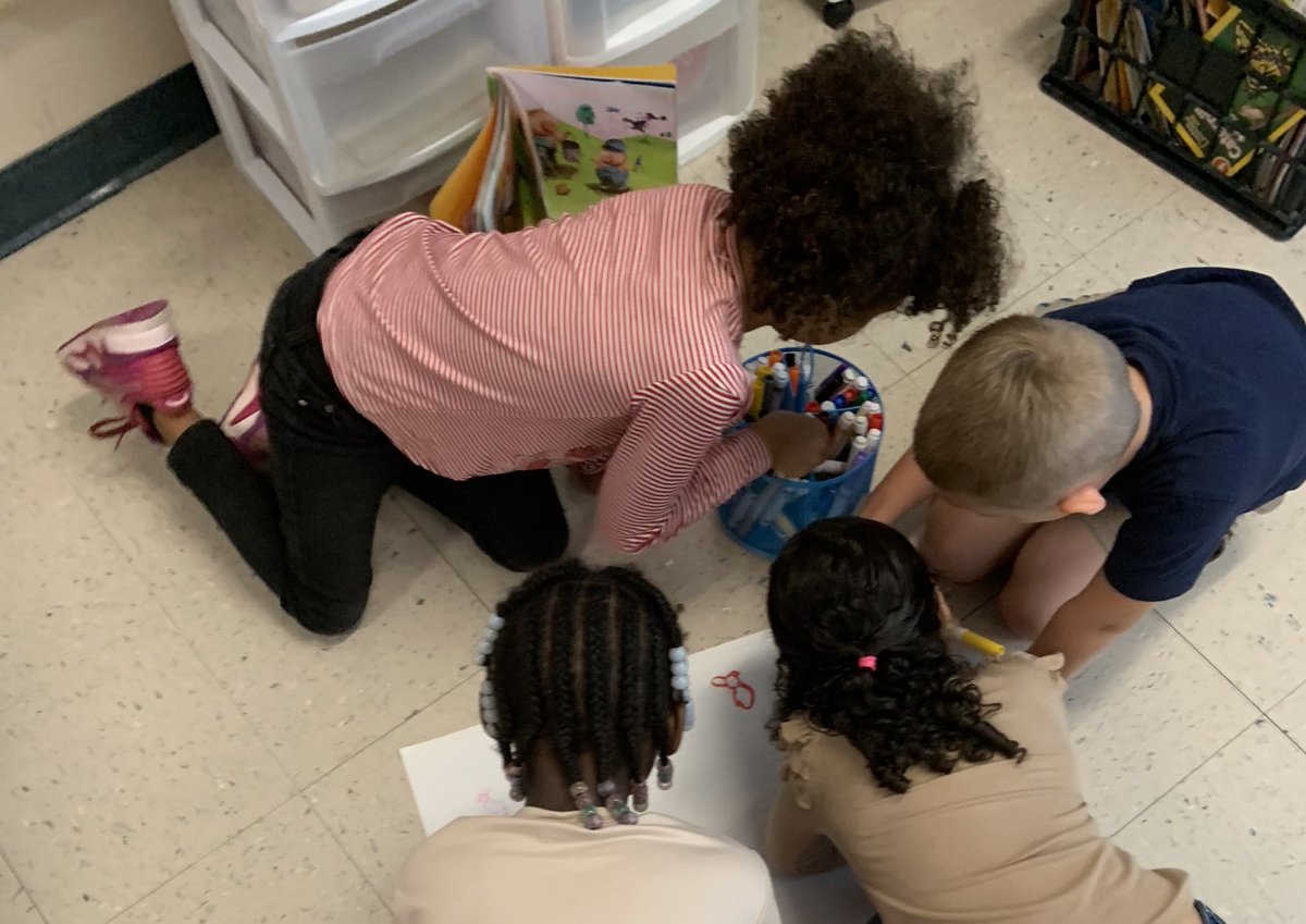 DiggsLatham's tweet image. First graders in Mrs. Edwards’ class drew key details from the story “The Pigs, the Wolf, and the Mud” in small groups. #cooperativelearning #growingbyleapsandbounds #artsintegration
