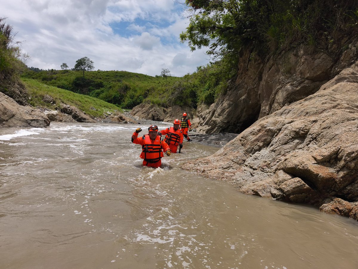 BVoluntariosGT's tweet photo. Elementos de la Brigada Especial de Rescate y de la sección de Hombres Rana, se encuentran en San Antonio Las Flores, en busca de persona desaparecida en aguas del río que pasa bajo el puente El Incienso. https://t.co/KDsRfM9TvV