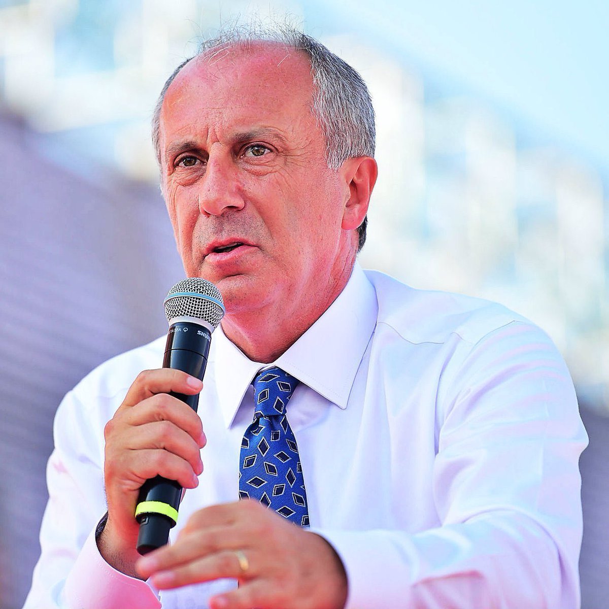Muharrem İnce:
“Memleketin gerçek meselesi işsizliktir, aşsızlıktır, kuraklıktır, çiftçinin zarar etmesi, esnafın kepenk kapatmasıdır. 

Uyduruk davalarla gündemi değiştiriyor esas meseleleri perdeliyorlar. Sahi ikinci saçılım sürecinizden ne haber?”