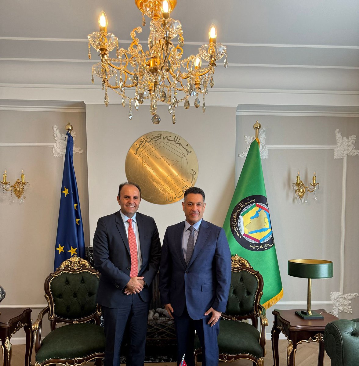 استقبل سعادة السفير/ فهد صقر الجيماز، رئيس بعثة مجلس التعاون لدى الاتحاد الأوروبي في مقر البعثة، سعادة السفير/ وليد حيدر، سفير الجمهورية اللبنانية المعين لدى مملكة بلجيكا ورئيس بعثتها لدى الاتحاد الأوروبي، معرباً لسعادته عن تمنايته له بالتوفيق والنجاح في مهامه الموكله