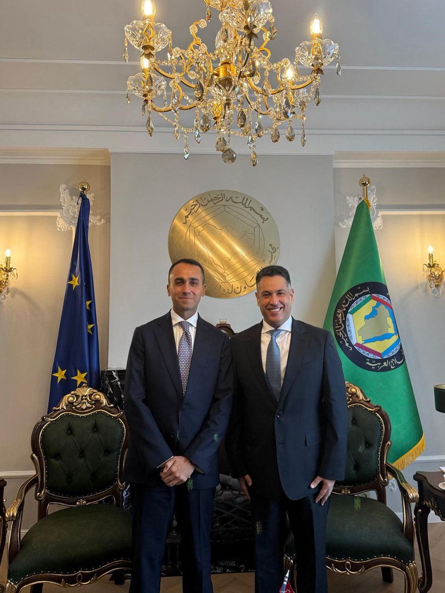 استقبل سعادة السفير/ فهد صقر الجيماز، رئيس بعثة مجلس التعاون لدى الاتحاد الأوروبي في مقر البعثة، سعادة السيد/ لويجي دي مايو، الممثل الخاص للاتحاد الأوروبي لمنطقة الخليج، حيث تم خلال اللقاء مناقشة عدد من المواضيع ذات الاهتمام المشترك، بالاضافة إلى الاستحقاقات الخليجية - الأوروبية