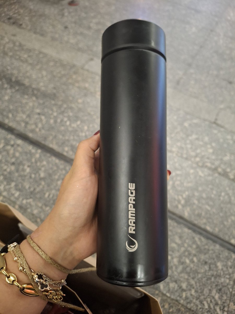 Arkadaslar bakin bu termosu alin aldirin bosa para harcamayin stanley termosa falan. Icine sabah saat 6'da buzlu mangolu ice tea koydum Ankara'dan Sakarya'ya gidip geldim icindeki buzlar hala yerli yerinde saat 11.
<a href="/RampageTurkiye/">Rampage</a> super urun 👌