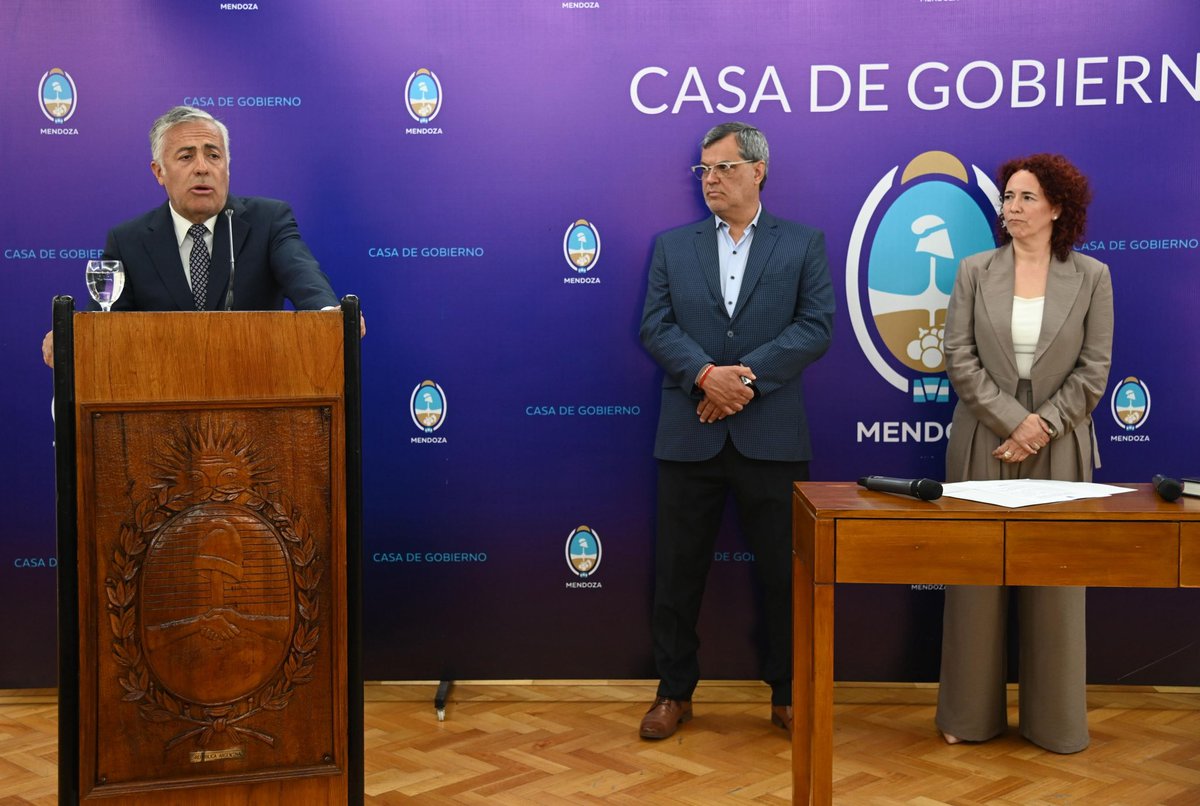 alfredocornejo's tweet photo. Hoy, con respeto irrestricto a la Constitución y a las leyes de Mendoza, le tomé juramento a Andrea Molina para asumir el rol de vocal del Tribunal de Cuentas.

En nuestra provincia las designaciones se hacen con responsabilidad, cumpliendo con lo que marca la ley. Son decisiones serias, fundadas en la trayectoria y la capacidad de cada persona.

Andrea tiene una extensa experiencia en la gestión pública y privada, y reúne todas las condiciones para ejercer este cargo con solvencia y profesionalismo.

Nuestra provincia se distingue por la solidez de sus instituciones y por el respeto a las normas. Esa es la base que nos permite sostener políticas de Estado, garantizar controles eficaces y seguir siendo un ejemplo de institucionalidad en la Argentina.

Le deseo a Andrea la mejor de las tareas en este rol tan relevante para el control de los recursos públicos, con la certeza de que su trabajo será un aporte para seguir consolidando la transparencia y el prestigio institucional de Mendoza.