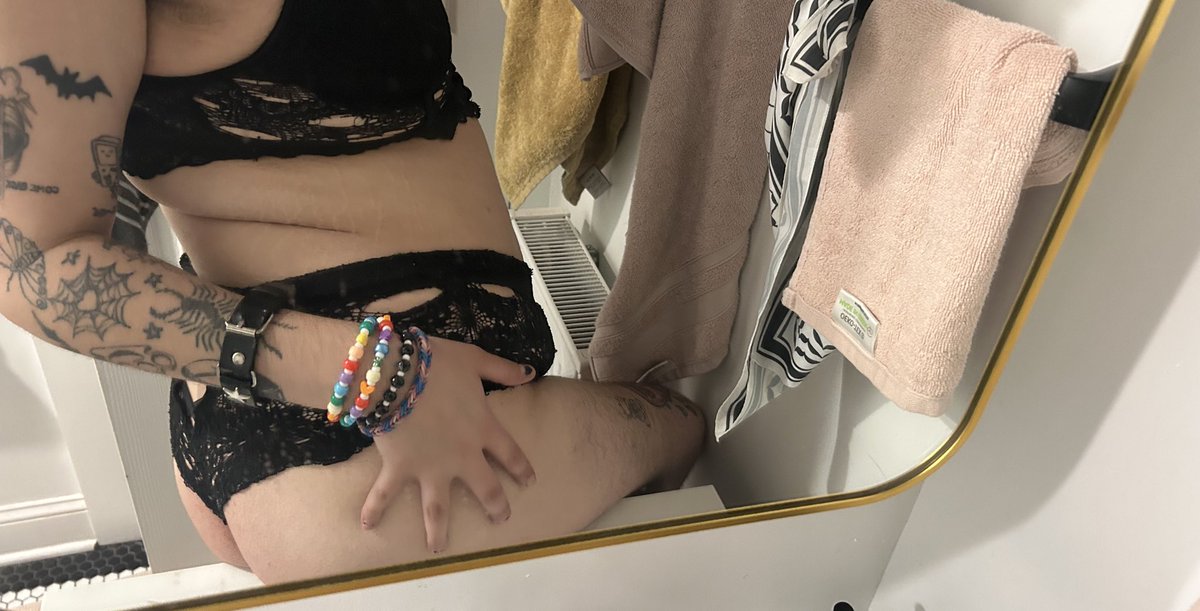 gothbbkat's tweet photo. come eat it 🍑🕸️⚔️ https://t.co/A8p70RFF8k