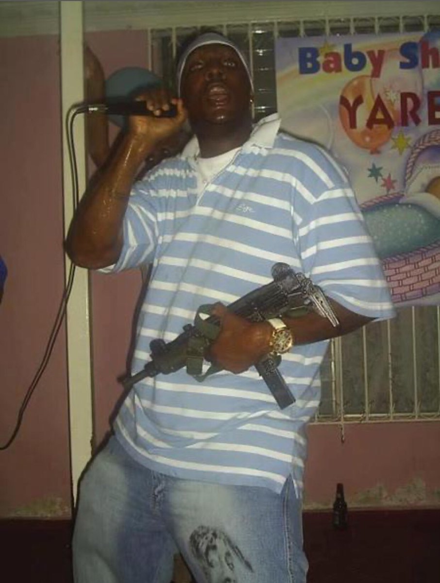PaViejaEscuela's tweet photo. Este 2025 se ha ido volando y aún Panamá sigue sin saber quien es la persona que invitó a Danger Man a cantar en un baby shower con una uzi. https://t.co/dWpq9O8G6Q