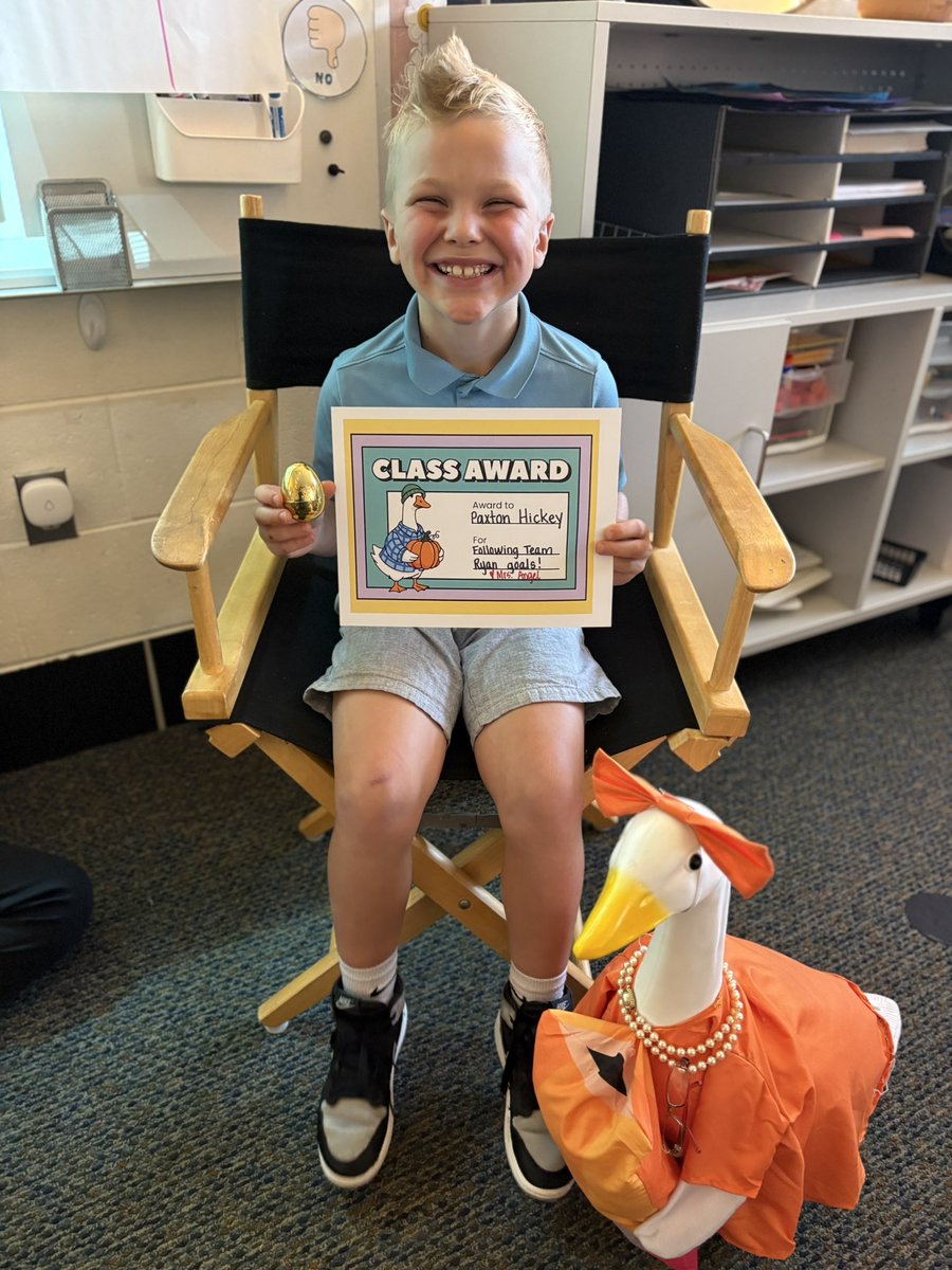 TeacherMrsA3rd's tweet image. 🎉 Our very first Golden Goose award✨

Paxton has been an amazing classroom leader, showing our Team Ryan expectations. He received a special award, a golden egg prize, and an “All About Me” poster to complete and share with the class 🏆

#gogulllake #GLCSryan