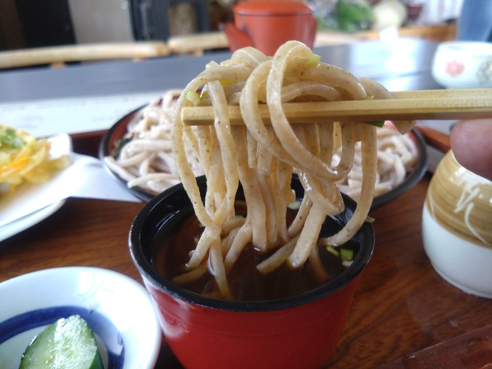 天もりそば(大盛)

那珂川町の近くに行くと必ず立ち寄るお店🥰

うどんや二郎系のような極太麺で食べ応え満点👍
季節の野菜天ぷらも揚げ立てサクサクで美味しいけど、自家製お新香と煮物も最高に美味しい。

そしてコスパも最高です🥰