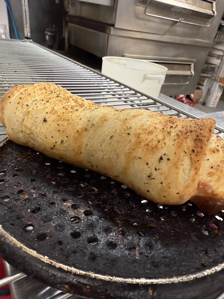 JeffsPizza_Ames's tweet image. That&apos;s...that&apos;s one big chungus pizza roll. 

Oh...the things our employees make sometimes. 

#JeffsBestPizzaInAmes #EmployeeFun