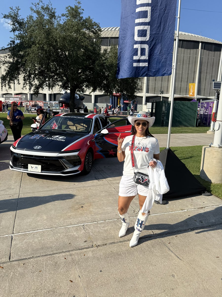 TexSan_Sandra's tweet photo. TexSan in the house! Let’s Go @HoustonTexans! 🤘😍 @NFL @PSF_App #SWARM #HTownMade #LibertyWhiteOut #HOUvsBucs @TexansTORO1 @TexansCheer @NFL_MNF https://t.co/uoXfI5r1Qo