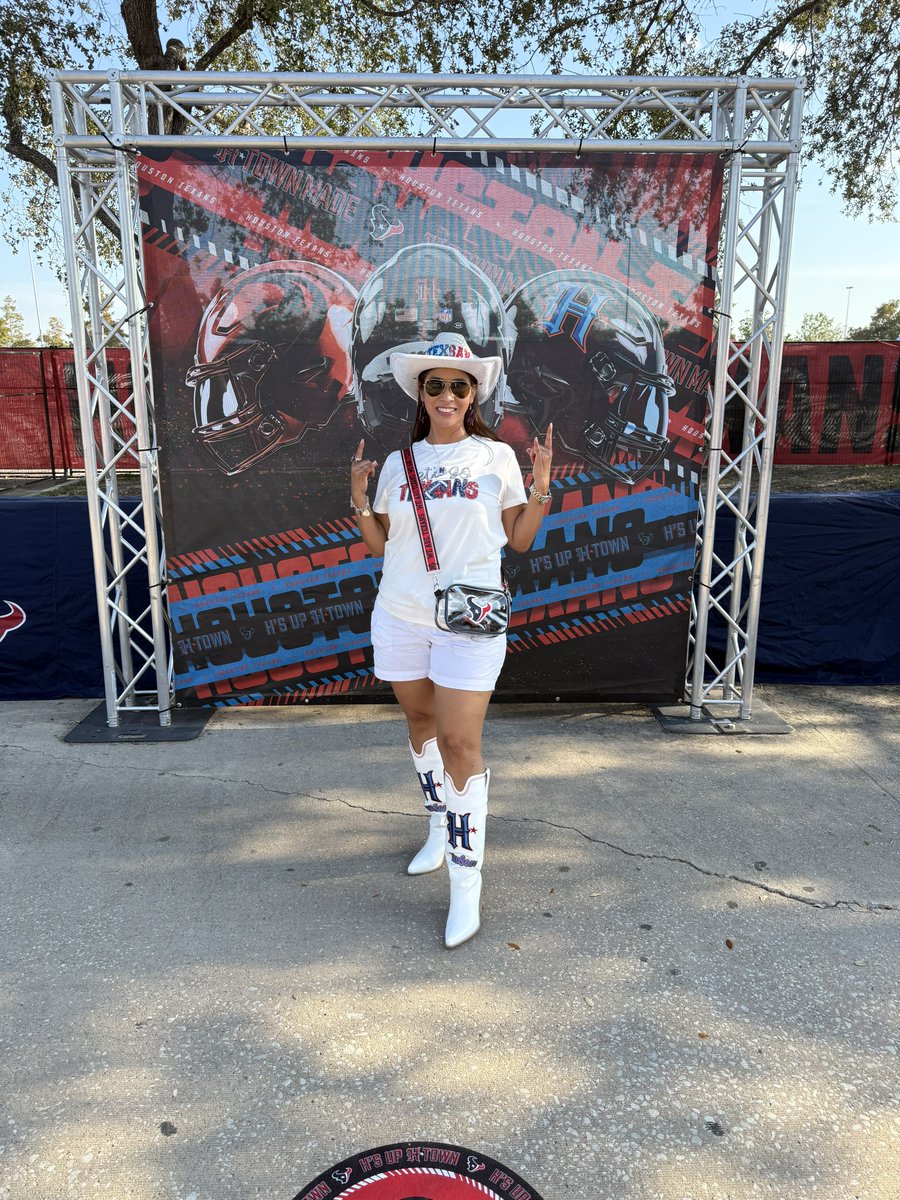 TexSan_Sandra's tweet photo. TexSan in the house! Let’s Go @HoustonTexans! 🤘😍 @NFL @PSF_App #SWARM #HTownMade #LibertyWhiteOut #HOUvsBucs @TexansTORO1 @TexansCheer @NFL_MNF https://t.co/uoXfI5r1Qo