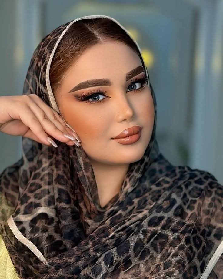 تمشين گ الفجر
المسافر في الدروب
ويديكِ تحيكان روحي
مع الغمام
كانكِ تمنحين الليل
شكلاً للنجوم
أحبكِ حين يبكي الوقت
من دونِ الكلام
وحين يعود وجعي اليكِ
گ طفل شوقٍ لا ينام