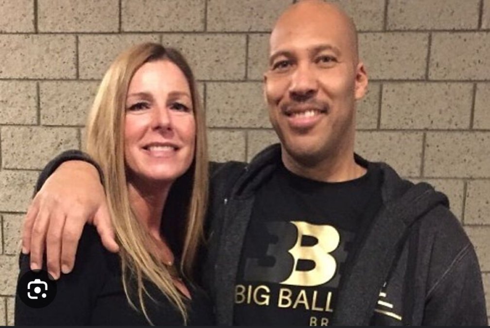 ApexSuperStar's tweet photo. @SoulProvocateur I agree with what he is saying but did he just say he is married to a white woman isn't working together also working with black women also https://t.co/bkBvGMhHzX