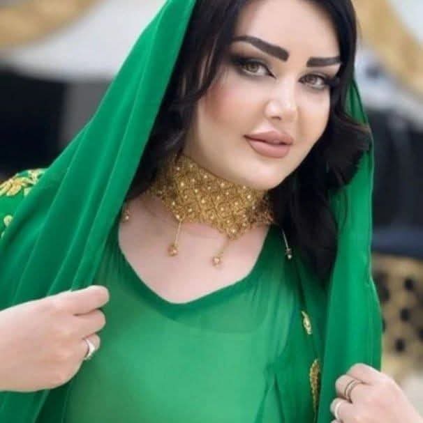 قالت لي
اكتب لي دوما
عن الحب
عن الفجر
وعن الأمل
اريد ان أمر عبر سطورك
اتنفس النور الساطع من
بين قصيدتك
أكتب لي دوماً
ولو كلمات قلائل
أريد أن أشعر بأناملك
بحروفك الهامسة فوق الورق
كي أشعر أنني ما زلت أحيا
داخلك
وإني المعني من رسائلك
وأن قلبك گ قلبي يعشق
ويحترق