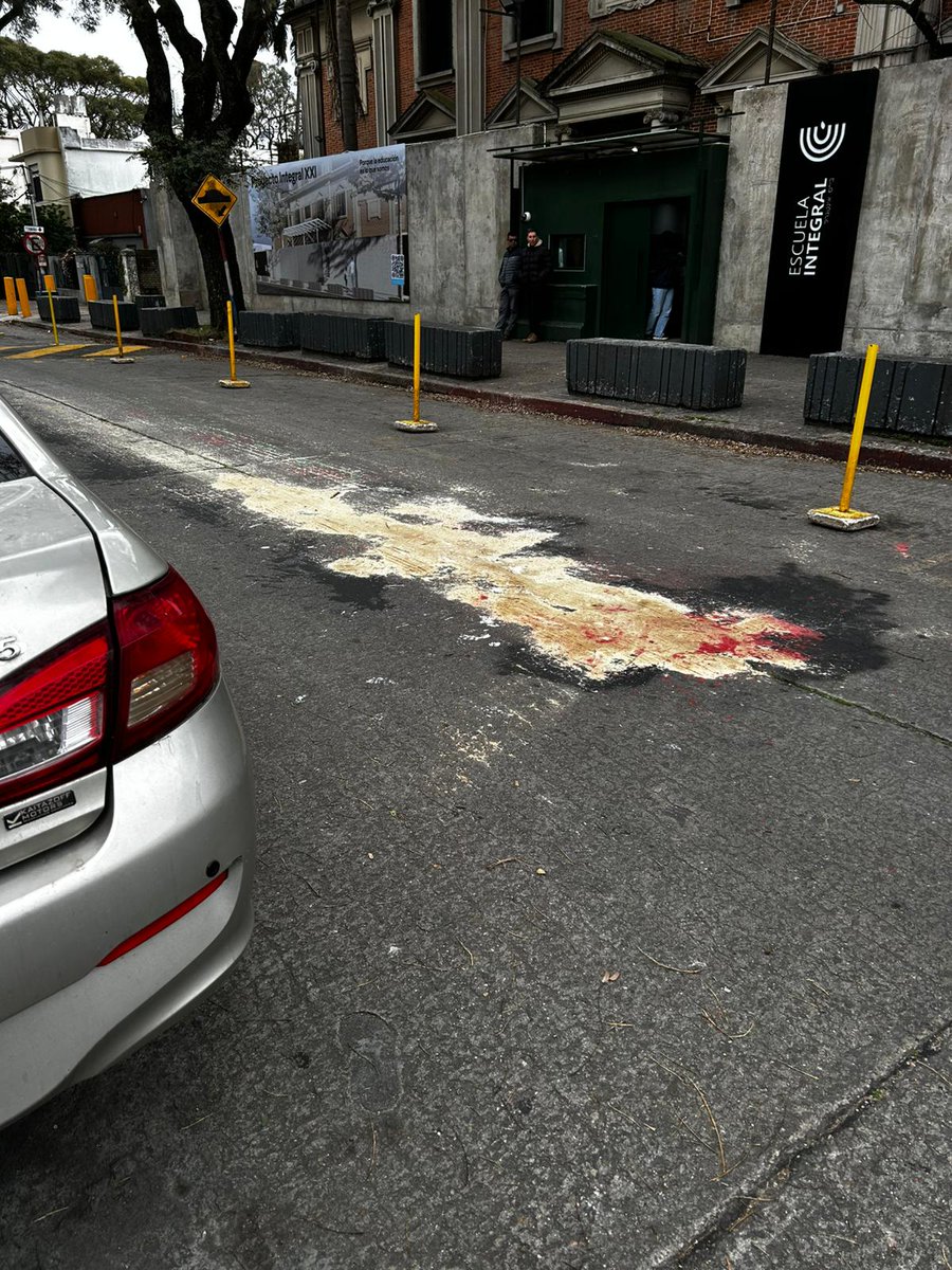 danilerer's tweet photo. GRAVE, ANTISEMITISMO EN URUGUAY 

Durante la noche de ayer, personajes que alientan el antisemitismo y defienden al terrorismo palestino intentaron pintar una bandera palestina frente a la Escuela Integral Judía de Montevideo.

Las autoridades deben actuar de manera urgente. https://t.co/xuFmNUOq8e