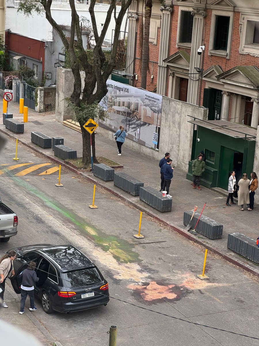 danilerer's tweet photo. GRAVE, ANTISEMITISMO EN URUGUAY 

Durante la noche de ayer, personajes que alientan el antisemitismo y defienden al terrorismo palestino intentaron pintar una bandera palestina frente a la Escuela Integral Judía de Montevideo.

Las autoridades deben actuar de manera urgente. https://t.co/xuFmNUOq8e