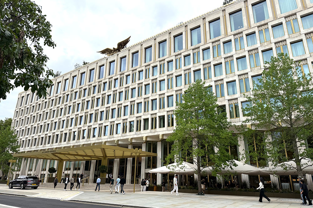 woncomms's tweet image. A New London Legacy Is Born At The Chancery Rosewood

A striking new hotel that has taken over the old Mayfair US Embassy building.

A must visit.

#newhotel #UniversityChallenge #Burnley #nottinghill #corrie #onlyconnect #MondayMotivation #London RT