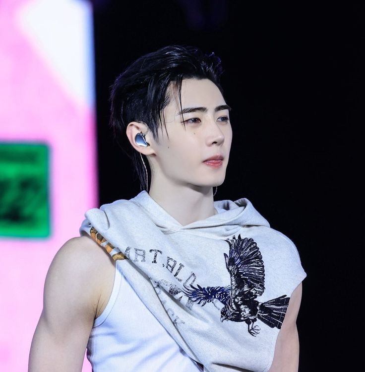 renjuniscatboy's tweet photo. Why so sunsun coded..😭😭 the seme is literally ice hockey player, the ukes brown eyes and everything...😭 https://t.co/2fKgLypAJH