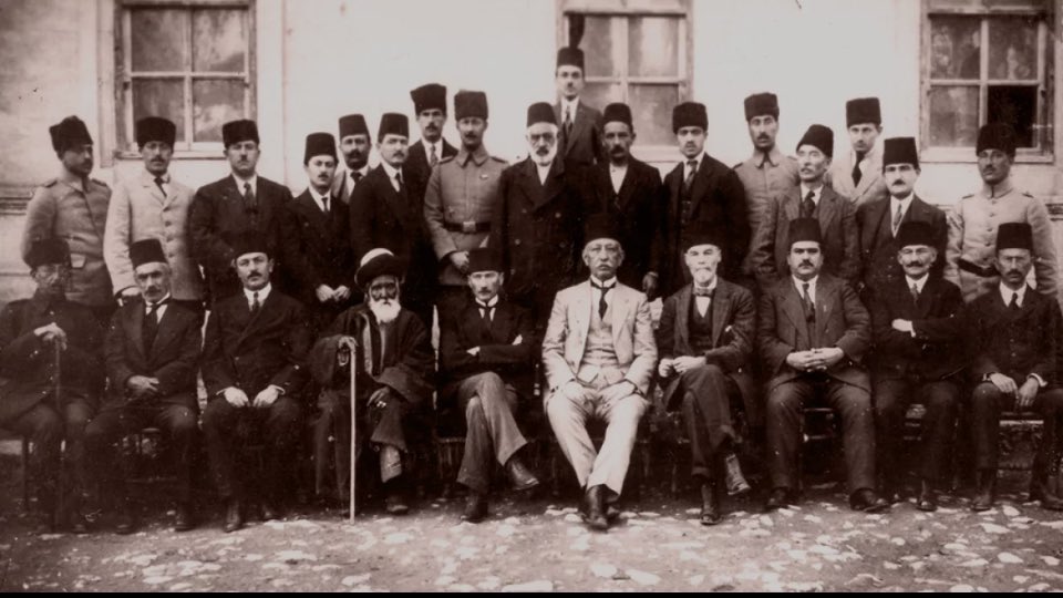Sivas Kongresi, 4-11 Eylül 1919 tarihleri arasında Sivas’ta toplanmıştır. Mustafa Kemal Atatürk’ün liderliğinde gerçekleşen bu kongre, Türk milletinin bağımsızlık mücadelesinde önemli bir dönüm noktasıdır. Erzurum Kongresi’nin devamı niteliğinde olan Sivas Kongresi’nde, tüm yurdu