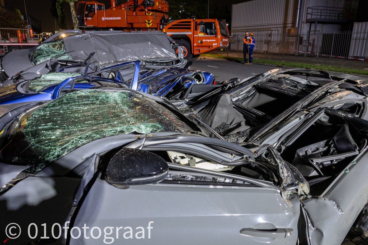 De containers die vanmiddag in de Rotterdamse haven waren omgewaaid door de harde wind zijn geborgen. Alle vier de voertuigen waar de containers op zijn gevallen kunnen als verloren worden beschouwd.
