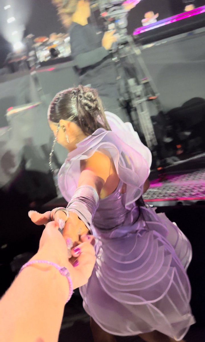 <a href="/dfallaccess/">DF Entertainment</a> <a href="/MariaBecerra22/">LNDA 🇦🇷</a> Mis dos recuerdos favoritos con maria, nuestra primer interacción en twitter y cuando nos dimos la mano en su primer estadio ❤️