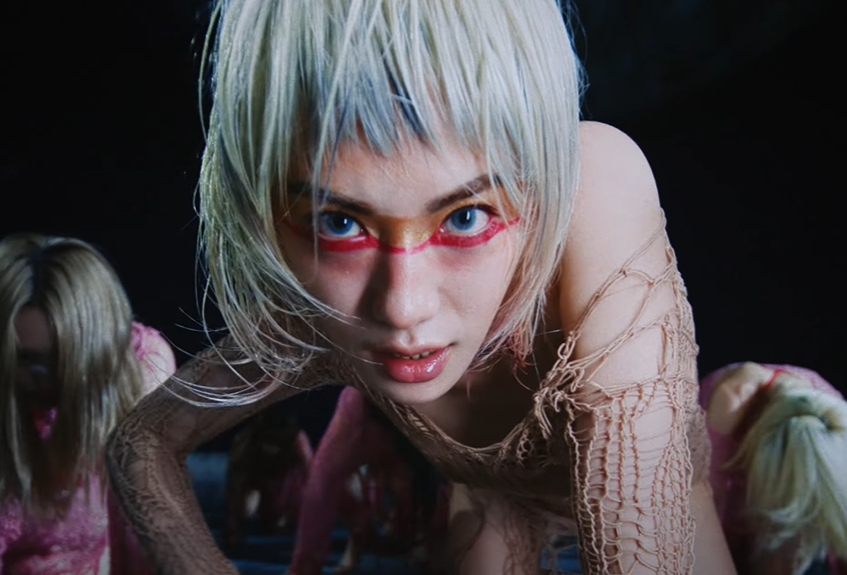 I'M BACK FOR HER GUYS OH MY GOD SHE'S SERVING