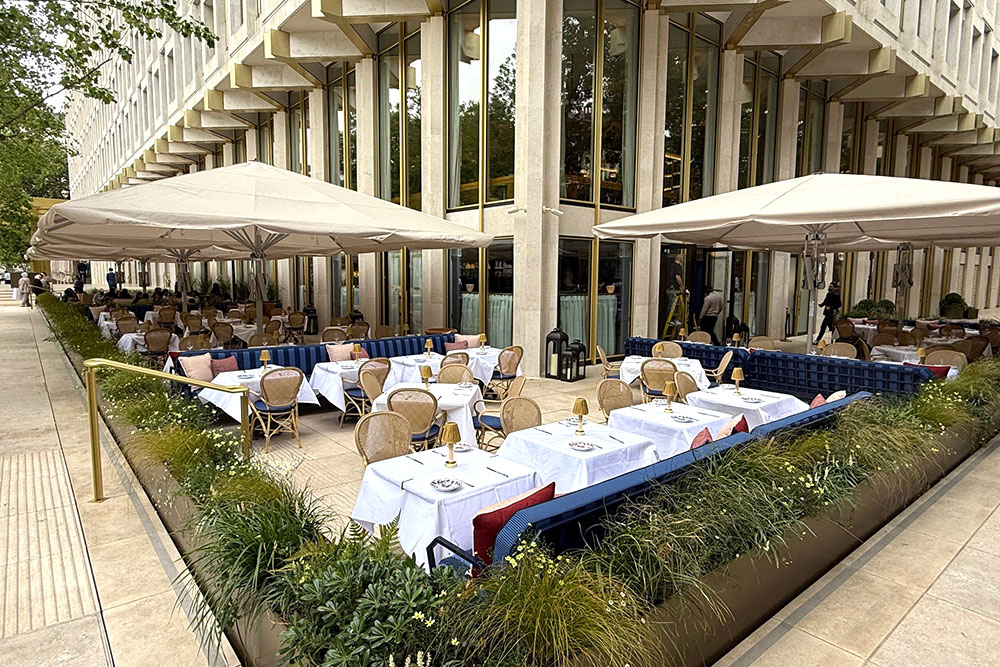 woncomms's tweet image. A New London Legacy Is Born At The Chancery Rosewood

A striking new hotel that has taken over the old Mayfair US Embassy building.

A must visit.

#newhotel #UniversityChallenge #Burnley #nottinghill #corrie #onlyconnect #MondayMotivation #London RT