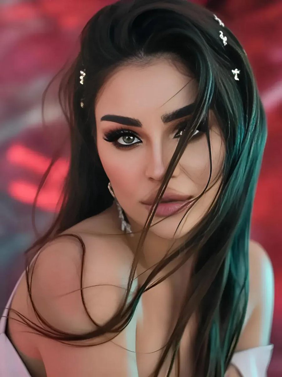 لا شيئ يشبهك
لا البهاء
ولا الحروف
فصمتي حين ينطق
يُعيد النجم للدرب القديم
دعيني أغرق الأن
في بحر عبيرك
وأكتب أنني كنت هنا
ذات أشتياق
وأترك روحي في وصال
حتى لا ينتهي الحنين