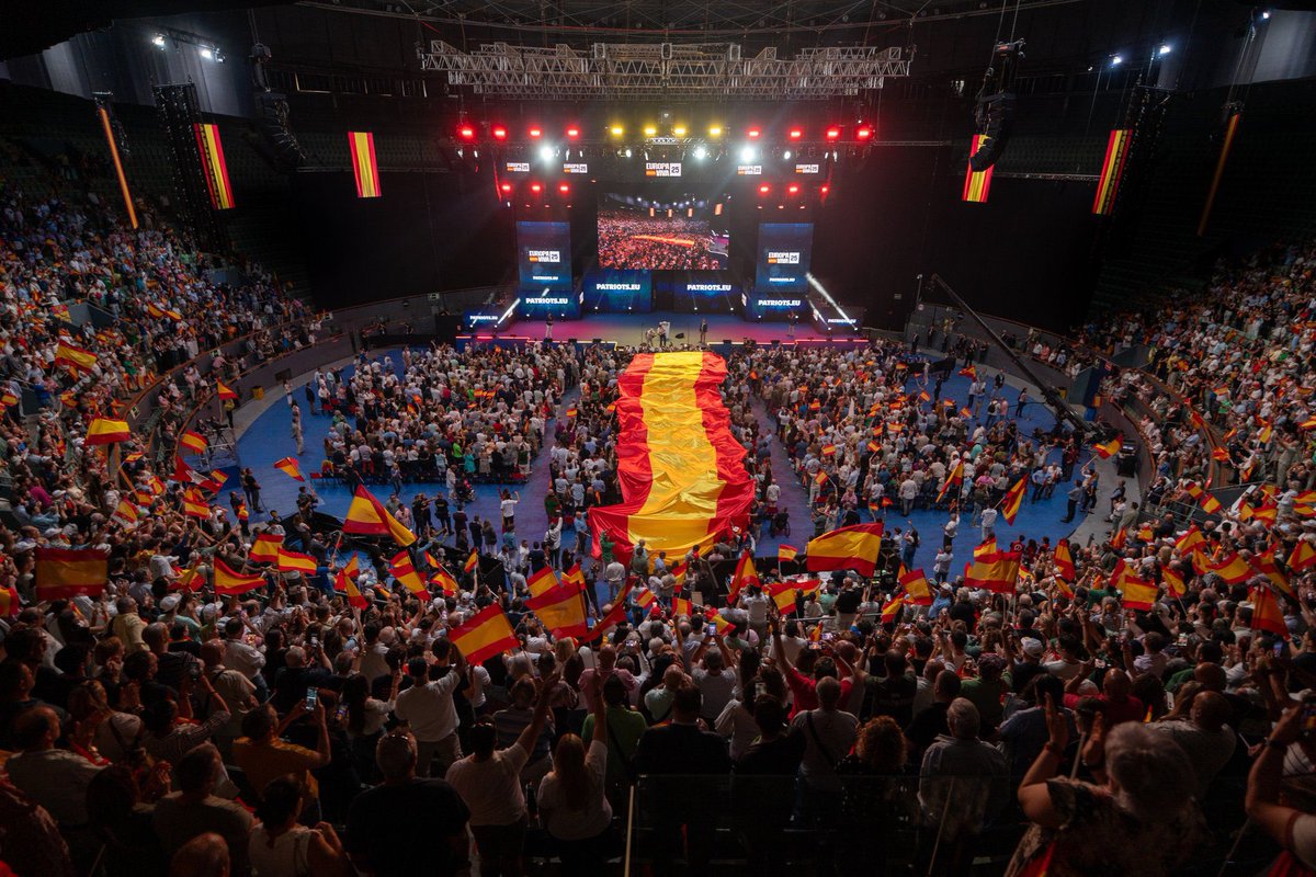 #VOXPinto presente en Vistalegre, símbolo del auge y la fortaleza del patriotismo en España.  

¡Vamos a reconquistarlo todo!💪🇪🇸
