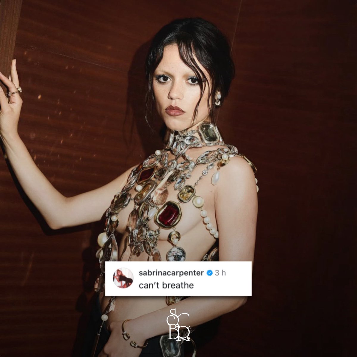 Sabrina Carpenter comentou em uma postagem sobre Jenna Ortega no Instagram:

“não consigo respirar”