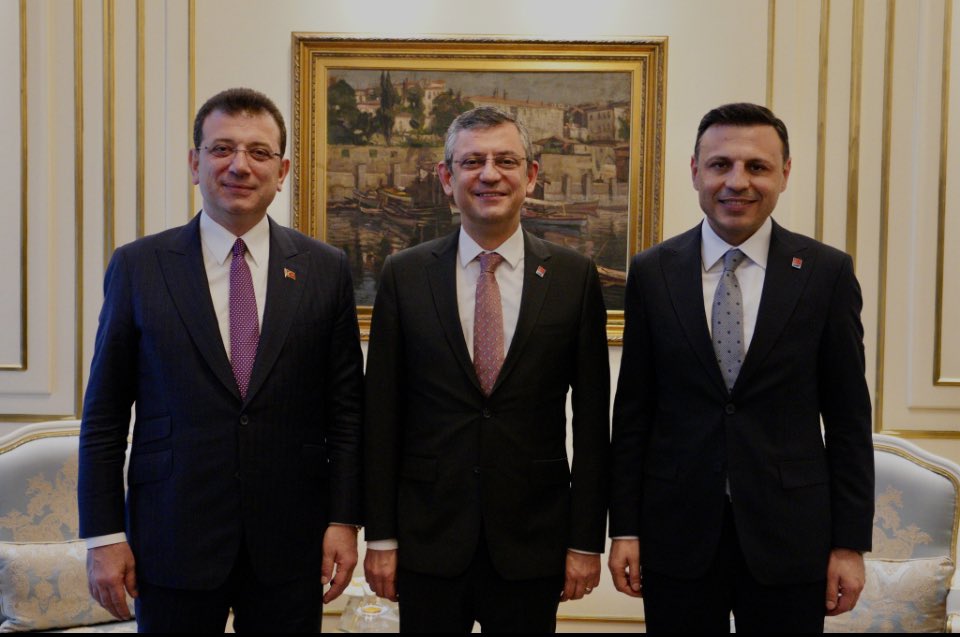 CHP İstanbul İl Başkanı Özgür Çelik’in hiçbir hukuki ve meşru gerekçe olmaksızın görevden alınması, sadece bir şahsa yönelik bir tasarruf değil; halkın iradesine, demokrasiye ve parti içi hukuka yapılmış açık bir darbedir.

İstanbul gibi Türkiye’nin en büyük ve en stratejik