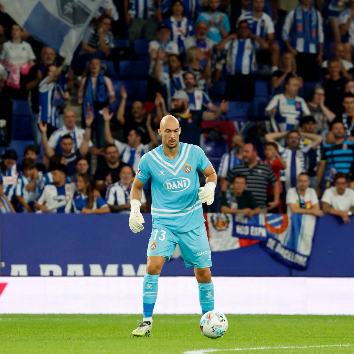 ⌚️ 47' | 2-1
¡BUENA, DIMI! Molt segur sota pals el nostre porter!
#EspanyolMallorca