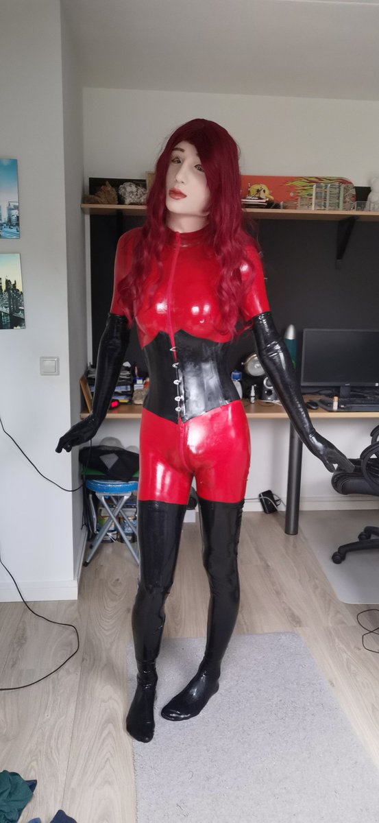 Yay! Bought a new accessory for on my bodysuit 🤩 I really like the look now!!

#latex
#femalemask