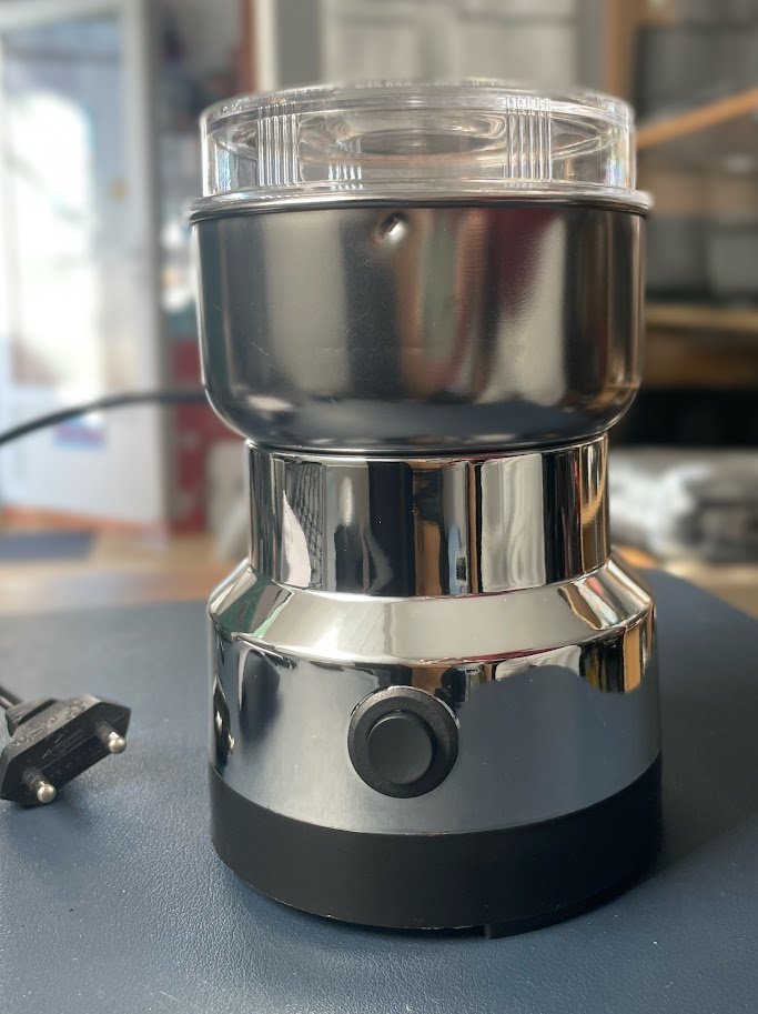 jrjelinek's tweet image. Opravuju mlýnek na kávu a ořechy, a říkám si s klasikem &quot;Kam asi výrobci dali ten bezpečnostní spínač proti zapnutí bez víčka? Kampak nám ho ti čerchmanti schovali?🤔 ... Neschovali, milé děti. Vysrali se na něj.&quot;
Sbohem všetečné prstíky zvědavých dítek.😬🤦
#protip #cimrman