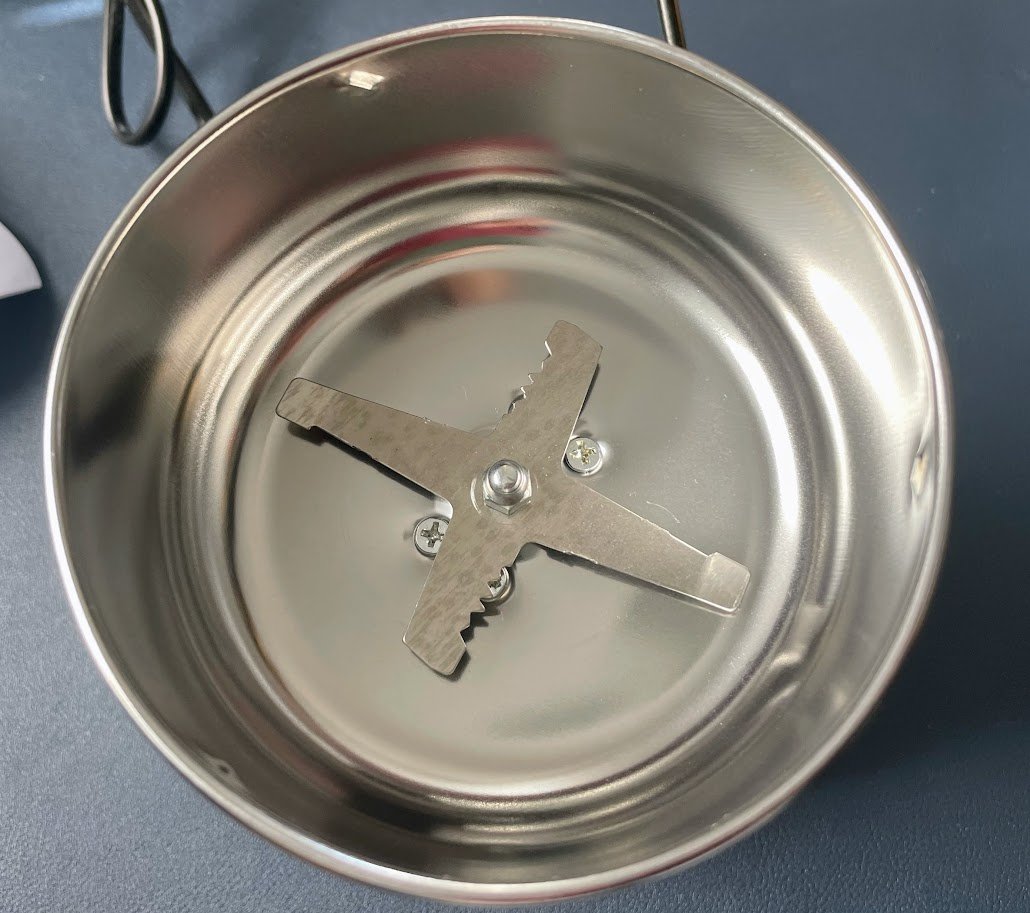 jrjelinek's tweet image. Opravuju mlýnek na kávu a ořechy, a říkám si s klasikem &quot;Kam asi výrobci dali ten bezpečnostní spínač proti zapnutí bez víčka? Kampak nám ho ti čerchmanti schovali?🤔 ... Neschovali, milé děti. Vysrali se na něj.&quot;
Sbohem všetečné prstíky zvědavých dítek.😬🤦
#protip #cimrman