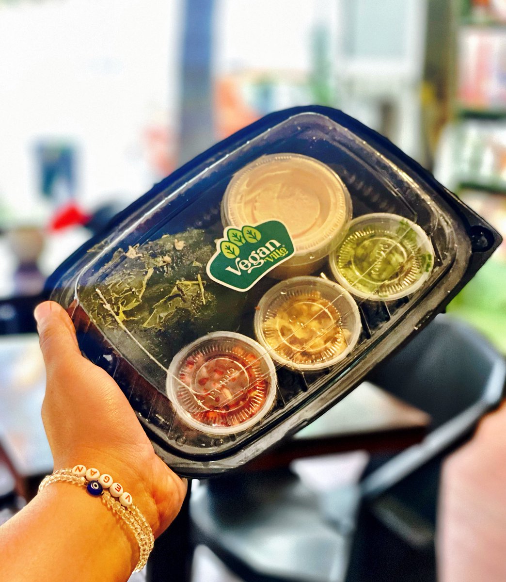 #ChileEnNogada #vegano listo para llevar. Este y muchísimos platillos más te esperan para que escojas y te lleves lo que más se te antoje y celebres sin crueldad. 
El paraíso #vegan te espera hoy y mañana para decir #VivaMéxico 💚🇲🇽✨