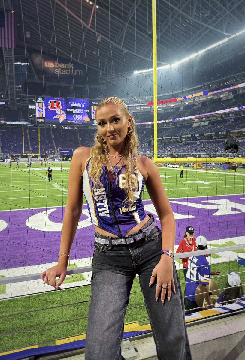 shelbytweten's tweet image. It was a rough one I’m not gonna lie, but at least I got to rep Jared Allen…if only he were playing 🥲 #skol