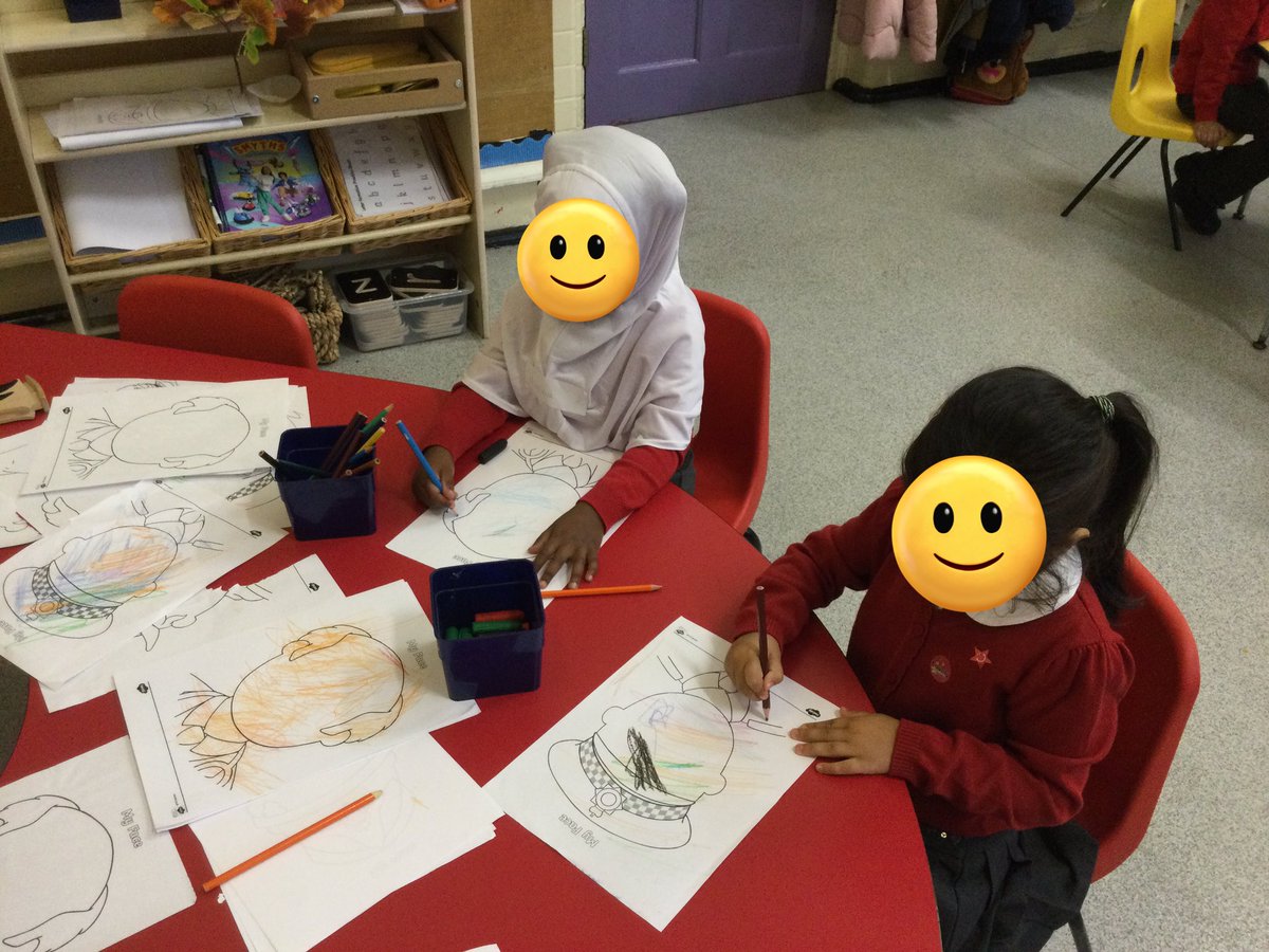 LeighPrimary's tweet image. Look and see the independent and wonderful mark making Nursery are taking part in. They are talking about their drawings and colours they are using. Wow!! @voice21oracy #PD #Finemotor #markmaking #concentration #lifelonglearners