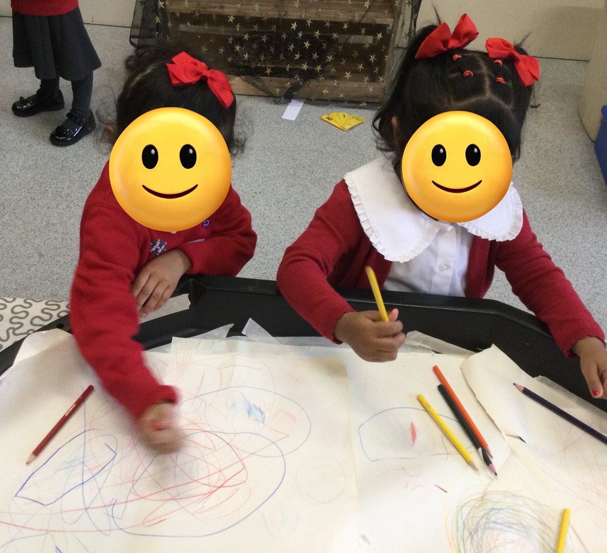 LeighPrimary's tweet image. Look and see the independent and wonderful mark making Nursery are taking part in. They are talking about their drawings and colours they are using. Wow!! @voice21oracy #PD #Finemotor #markmaking #concentration #lifelonglearners