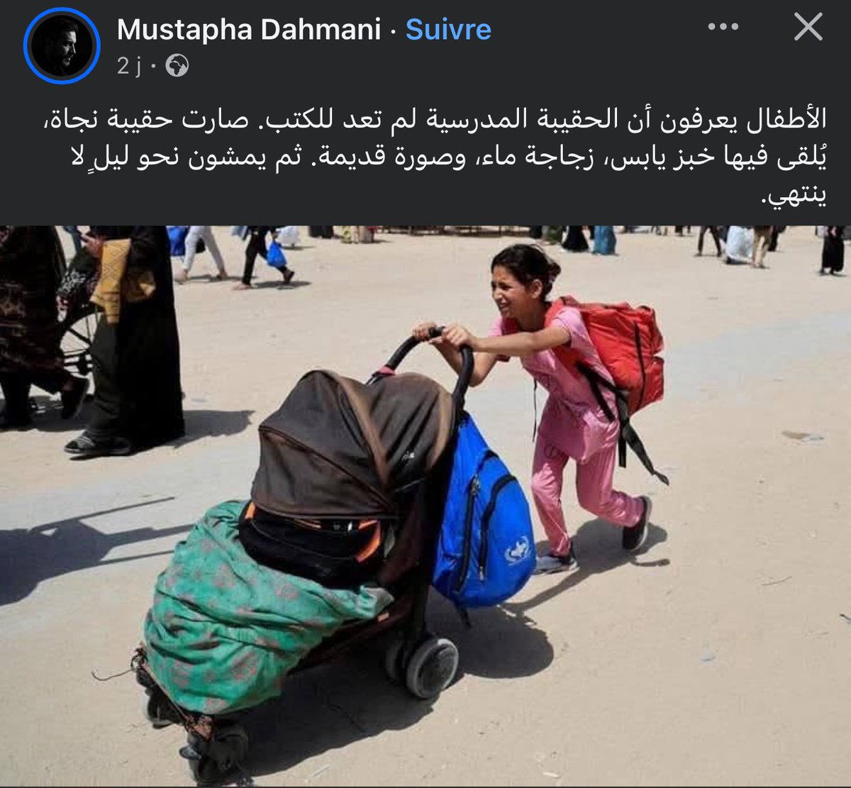 Les enfants savent que les cartables ne sont plus faits pour les livres. Ils sont devenus des kits de survie, dans lesquels ils glissent du pain sec, une bouteille d'eau et une vieille photo. Puis ils s'enfoncent dans la nuit sans fin.