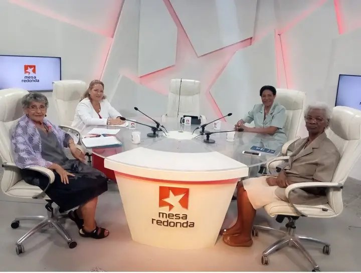 Cuánto orgullo haber sido alumna, compañera, subordinada y amiga, de estas valerosas educadoras cubanas. Felicidades y gracias por hacer presente a nuestro Comandante en Jefe.