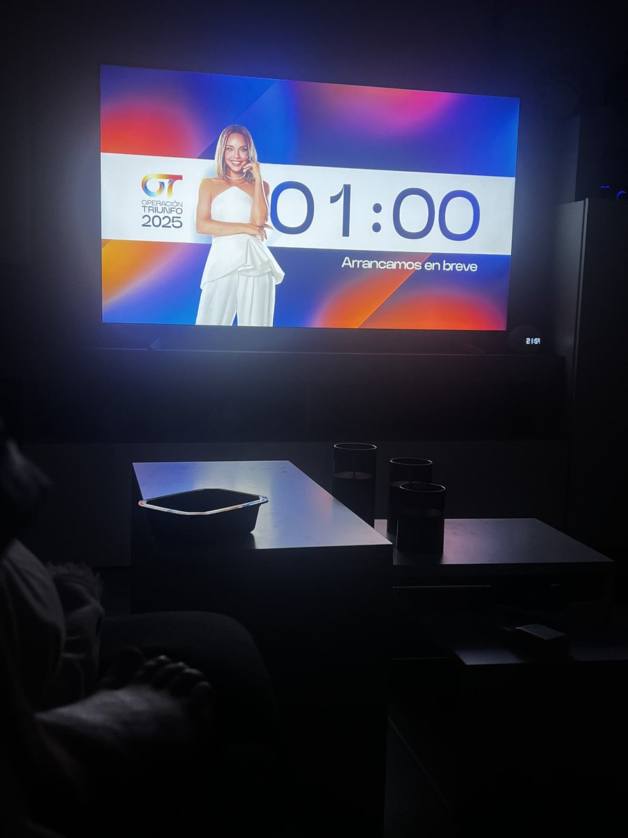 trevolera's tweet photo. Aun con el pantallazo negro! Que honor volver a ver a esta señora aquí! Una vez mas! Arranca #OTGala0 ! Y sin targetones @Chenoa larga vida a @OT_Oficial ❤️🙌🏼 https://t.co/4f4bH2MrtJ