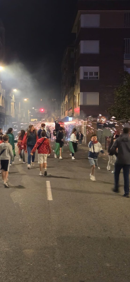 El sábado tocó 2 #torodefuego en #Autol , como siempre genial. Volveremos pronto a divertir a la gente. Gracias por contar conmigo.

#magotutan #espectaculo #tradicion #fiestas #pirotecnia #familiar #niños