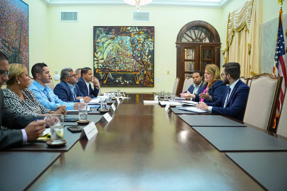 Jenniffer's tweet photo. Hoy sostuve una reunión de trabajo con la alcaldesa de Vega Alta, María Vega; el alcalde de Orocovis, Jesús Colón Berlingeri; el alcalde de Corozal, Luis “Luiggi” García; el alcalde de Naranjito, Orlando Ortiz; el presidente de la AAA, Luis Reinaldo González; y el vicepresidente de la AAA, Luis Josué Ortiz donde dialogamos  sobre los planes de mejora en infraestructura que beneficiarán a nuestras comunidades.