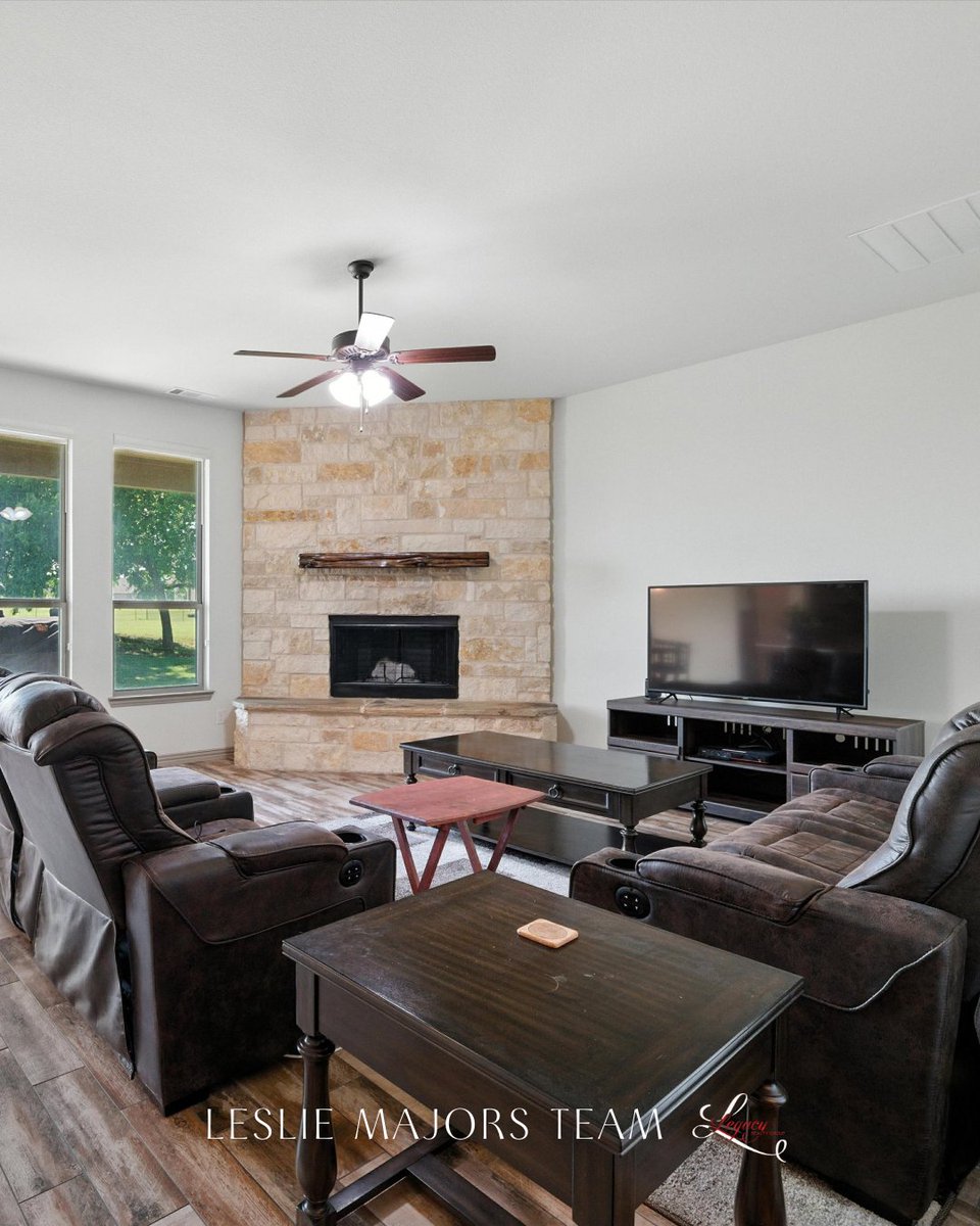 lesliemajors's tweet image. ✨ A living room made for memories! With a stunning stone fireplace, open layout, and plenty of natural light, this space is the heart of the home.

Ready to see it in person? Call us today!
📞 Leslie Majors 972-921-6880

#LivingRoomGoals #WaxahachieHomes #TexasLiving